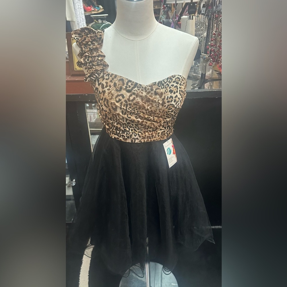 Deb sz 7/8 black and cheetah print short formal dress